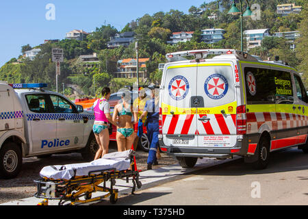 Sydney Notarzt und Sanitäter mit krankentrage bereit für eine in der Nähe von ertrinken Opfer aus durchgeführt werden kann, um die Beach, Sydney, Australien Stockfoto