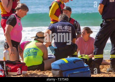 Man Rock Fishing wurde in Palm Beach Sydney gerettet, Surf Rettung Rettungsschwimmer und Feuerwehr liefern Sauerstoff und Wiederbelebung bis Krankenwagen eintrifft.Australien Stockfoto