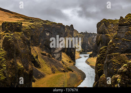 Fjaðrárgljúfur ist eine prachtvolle und massive Canyon, etwa 100 Meter tief und etwa zwei Kilometer lang. Die Schlucht mit steilen Wänden, und ist etwas s Stockfoto