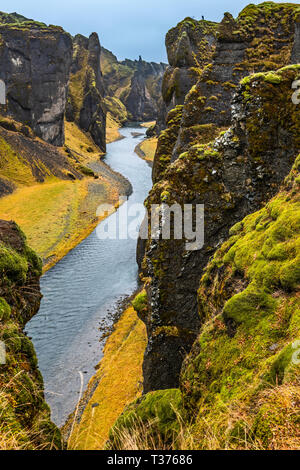 Fjaðrárgljúfur ist eine prachtvolle und massive Canyon, etwa 100 Meter tief und etwa zwei Kilometer lang. Die Schlucht mit steilen Wänden, und ist etwas s Stockfoto