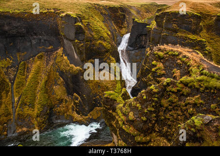 Fjaðrárgljúfur ist eine prachtvolle und massive Canyon, etwa 100 Meter tief und etwa zwei Kilometer lang. Die Schlucht mit steilen Wänden, und ist etwas s Stockfoto