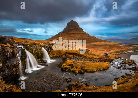 Kirkjufell, oder 'Kirche Berg', ist ein ausgesprochen geformte Spitze an der Nordküste der Halbinsel Snaefellsnes Island gefunden, nur eine kurze Distanz entfernt Stockfoto