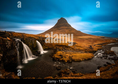 Kirkjufell, oder 'Kirche Berg', ist ein ausgesprochen geformte Spitze an der Nordküste der Halbinsel Snaefellsnes Island gefunden, nur eine kurze Distanz entfernt Stockfoto