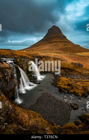 Kirkjufell, oder 'Kirche Berg', ist ein ausgesprochen geformte Spitze an der Nordküste der Halbinsel Snaefellsnes Island gefunden, nur eine kurze Distanz entfernt Stockfoto