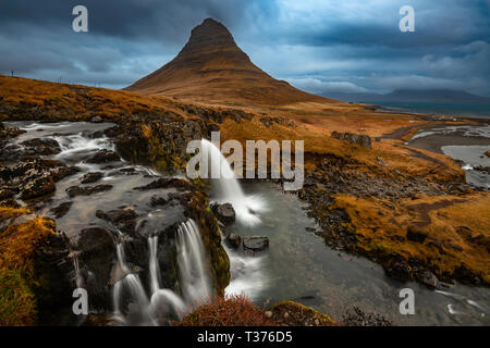 Kirkjufell, oder 'Kirche Berg', ist ein ausgesprochen geformte Spitze an der Nordküste der Halbinsel Snaefellsnes Island gefunden, nur eine kurze Distanz entfernt Stockfoto