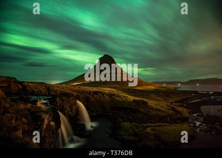 Kirkjufell, oder 'Kirche Berg', ist ein ausgesprochen geformte Spitze an der Nordküste der Halbinsel Snaefellsnes Island gefunden, nur eine kurze Distanz entfernt Stockfoto