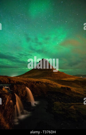 Kirkjufell, oder 'Kirche Berg', ist ein ausgesprochen geformte Spitze an der Nordküste der Halbinsel Snaefellsnes Island gefunden, nur eine kurze Distanz entfernt Stockfoto