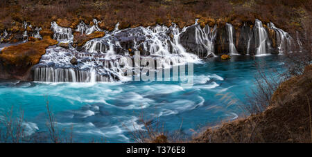 Hraunfossar ('Lava' in Englischer Sprache) im Distrikt Borgarfjörður ist eine Reihe von schönen Wasserfällen von rinnsalen Streaming aus dem Hallmundar Stockfoto