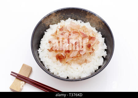 Japanisches Essen, Katuobushi auf gekochten Reis auf weißem Hintergrund Stockfoto