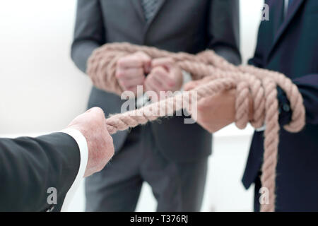 Bis zu schließen. Geschäftsmann zieht die Mitarbeiter Stockfoto