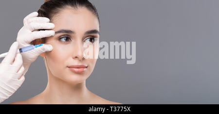 Junge Frau, Gesichtspflege Einspritzung, Panorama Stockfoto