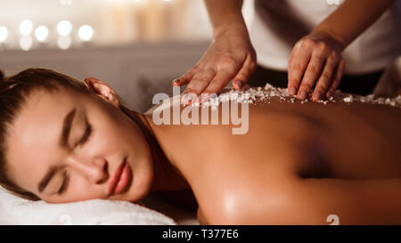 Frau genießen Salzpeeling Massage im Spa Stockfoto