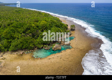 Luftaufnahme von Magpupungko Felsenpools, Siargao, Philippinen Stockfoto