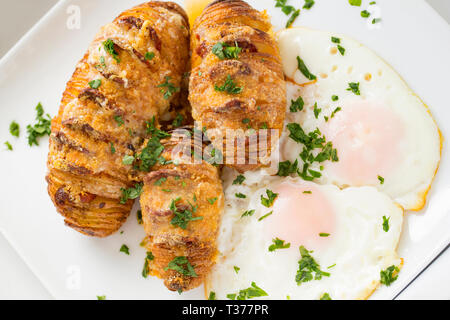 Hausgemachte Hasselback Kartoffeln. Dieses Gericht in Schweden entstanden und beinhaltet die fein schneiden die Kartoffeln ohne den ganzen Weg durch das Schneiden. Sie sind dr Stockfoto