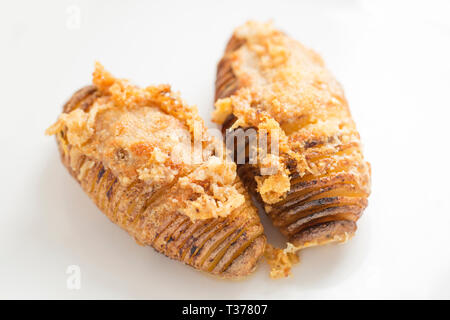 Hausgemachte Hasselback Kartoffeln. Dieses Gericht in Schweden entstanden und beinhaltet die fein schneiden die Kartoffeln ohne den ganzen Weg durch das Schneiden. Sie sind dr Stockfoto