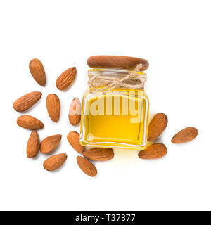 Mandelöl in der Flasche und Mandeln auf weißem Hintergrund, isoliert, Ansicht von oben. Stockfoto
