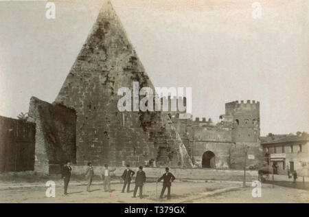 Gruppe von Männern in der Nähe des Cestius Pyramide, Rom, Italien 1890 s Stockfoto