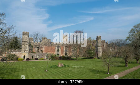 Wells Cathedral, Somerset, Großbritannien vom Palast des Bischofs gesehen Stockfoto