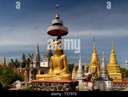 Kambodscha, Kampong (Kompong Cham), Wat Dei Doh Pagode, buddhistisches Kloster, hungernde Buddha Statue unter symbolischen Chatra Regenschirm Stockfoto