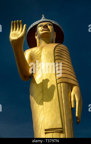 Kambodscha, Kampong (Kompong Cham), Wat Dei Doh, buddhistisches Kloster, goldene Buddha Statue in Abhaya mudra Palm heraus darstellen Stockfoto