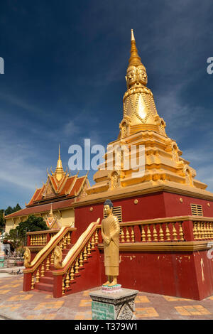 Kambodscha, Kampong (Kompong Cham), Wat Dei Doh, buddhistisches Kloster, Statue an den Schritten der goldene Pagode Stockfoto