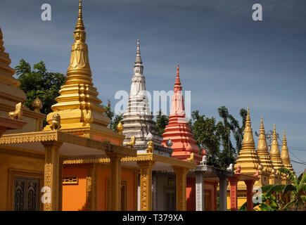 Kambodscha, Kampong (Kompong Cham), Wat Dei Doh, buddhistisches Kloster, lackiert und goldenen Stupas Stockfoto