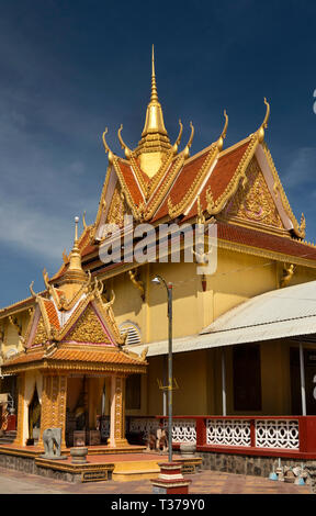 Kambodscha, Kampong (Kompong Cham), Wat Dei Doh, buddhistisches Kloster, zentrale vihara Gebetsraum mit verzierten Dach Stockfoto