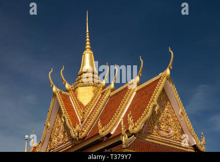 Kambodscha, Kampong (Kompong Cham), Wat Dei Doh, buddhistisches Kloster, reich verzierten Dach der Zentralen vihara Gebetsraum Stockfoto