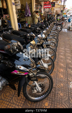 Kambodscha, Kampong (Kompong Cham), Stadtzentrum, Motorrad showroom Anzeige der neuen importierten Motorräder zu verkaufen Stockfoto