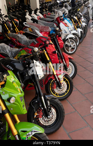 Kambodscha, Kampong (Kompong Cham), Stadtzentrum, Motorrad showroom Anzeige der LKK branded Motorräder zu verkaufen Stockfoto