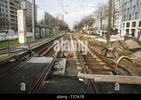 Straßenbahn-Linien in der Greifswalder Straße, Berlin, Deutschland erneuert wird, Stockfoto