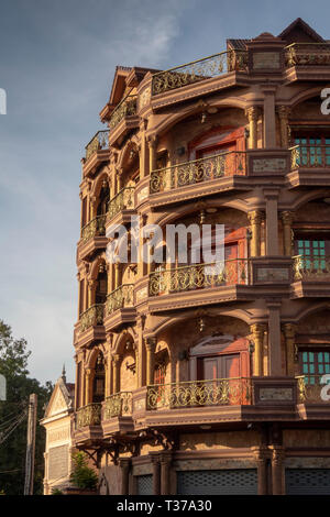 Kambodscha, Kampong (Kompong Cham), Stadtzentrum, reich verzierte Gebäude im Kolonialstil gebaut Stockfoto