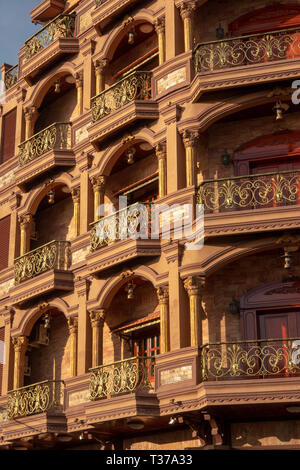 Kambodscha, Kampong (Kompong Cham), Stadtzentrum, reich verzierte Gebäude im Kolonialstil gebaut Stockfoto