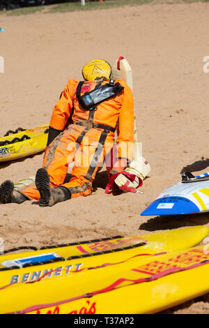 Puppe dummy von Freiwilligen surf Rettungskräfte für Schulungszwecke verwendet werden, Palm Beach, Sydney, Australien Stockfoto