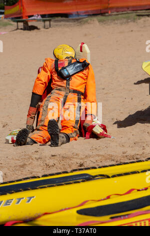 Puppe dummy von Freiwilligen surf Rettungskräfte für Schulungszwecke verwendet werden, Palm Beach, Sydney, Australien Stockfoto