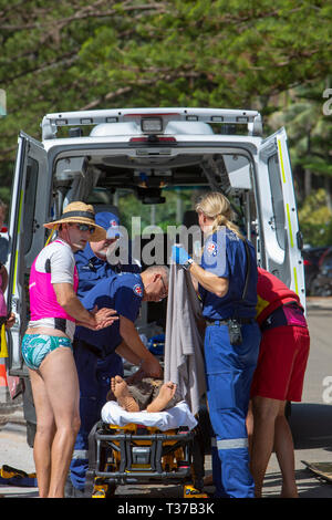 Ein in der Nähe von ertrunken Mann durch Surf rescue Volunteers gespeichert half in einem NSW Rettungswagen auf einer Bahre im Palm Beach, Sydney, Australien Stockfoto