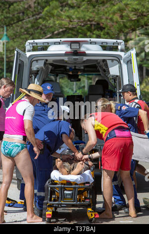 Ein in der Nähe von ertrunken Mann durch Surf rescue Volunteers gespeichert half in einem NSW Rettungswagen auf einer Bahre im Palm Beach, Sydney, Australien Stockfoto