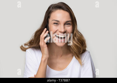 Headshot portrait Lachen Frau Gespräch am Handy studio Shot Stockfoto