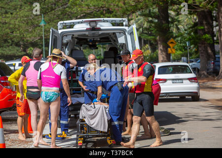 Ein in der Nähe von ertrunken Mann durch Surf rescue Volunteers gespeichert half in einem NSW Rettungswagen auf einer Bahre im Palm Beach, Sydney, Australien Stockfoto