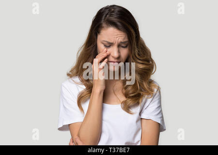 Traurig, deprimiert junge Frau in Tränen studio headshot Stockfoto