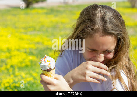 Unzufrieden unzufrieden jugendlich Mädchen isst geschmacklos Eis in der Waffel Kegel im Sommer Stockfoto
