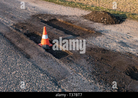 Weiß orange Verkehr Gefahr Kegel auf Asphalt reparieren Stockfoto