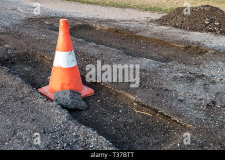 Weiß orange Verkehr Gefahr Kegel auf Asphalt reparieren Stockfoto