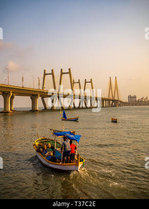 Mumbai, Indien - 31. März 2019: ein Fischer Trawler, die in der Nähe von Bandra-Worli sealink Bridge Stockfoto