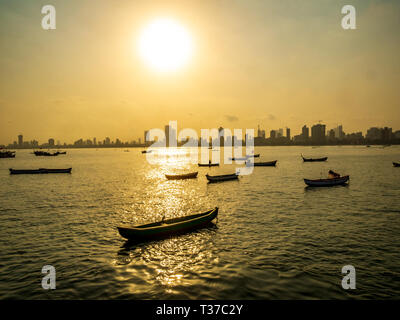 MUMBAI, INDIEN - 31. MÄRZ 2019: Fischer Boote mit dem Hintergrund von Mumbai Wolkenkratzer rund um Sunrise Stockfoto