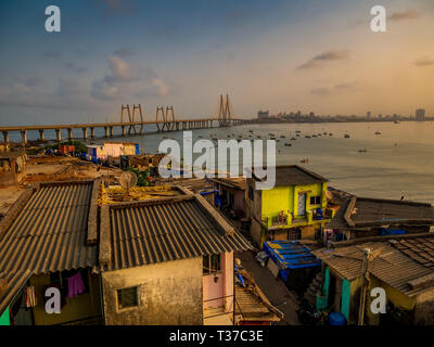 Mumbai, Indien - 31. März 2019: ein Fischer Kolonie in der Nähe von Bandra-Worli sealink Bridge Stockfoto