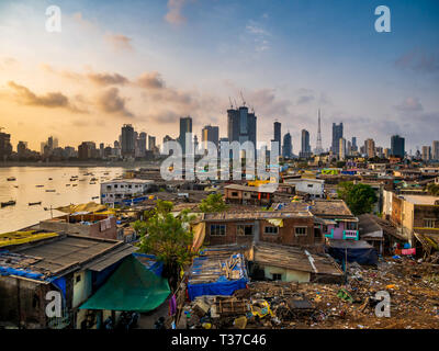 Mumbai, Indien - 31. März 2019: ein Fischer Kolonie im Hintergrund in der Nähe von Mumbai skyscrappers Bandra-Worli sealink Bridge Stockfoto