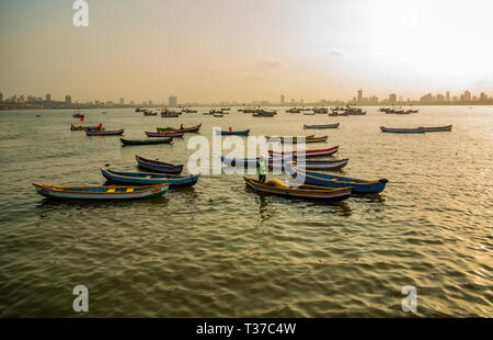 MUMBAI, INDIEN - 31. MÄRZ 2019: Fischer Boote mit dem Hintergrund von Mumbai Wolkenkratzer rund um Sunrise Stockfoto