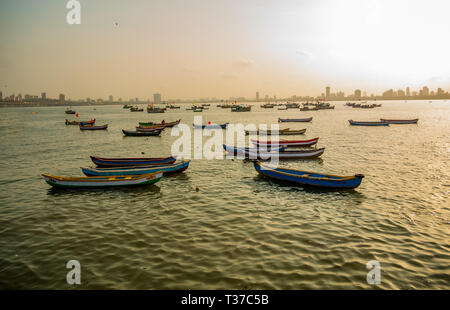 MUMBAI, INDIEN - 31. MÄRZ 2019: Fischer Boote mit dem Hintergrund von Mumbai Wolkenkratzer rund um Sunrise Stockfoto