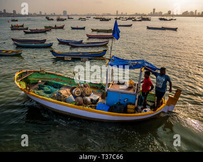 Mumbai, Indien - 31. März 2019: ein Fischer Trawler in der Nähe von Bandra-Worli sealink Bridge Stockfoto